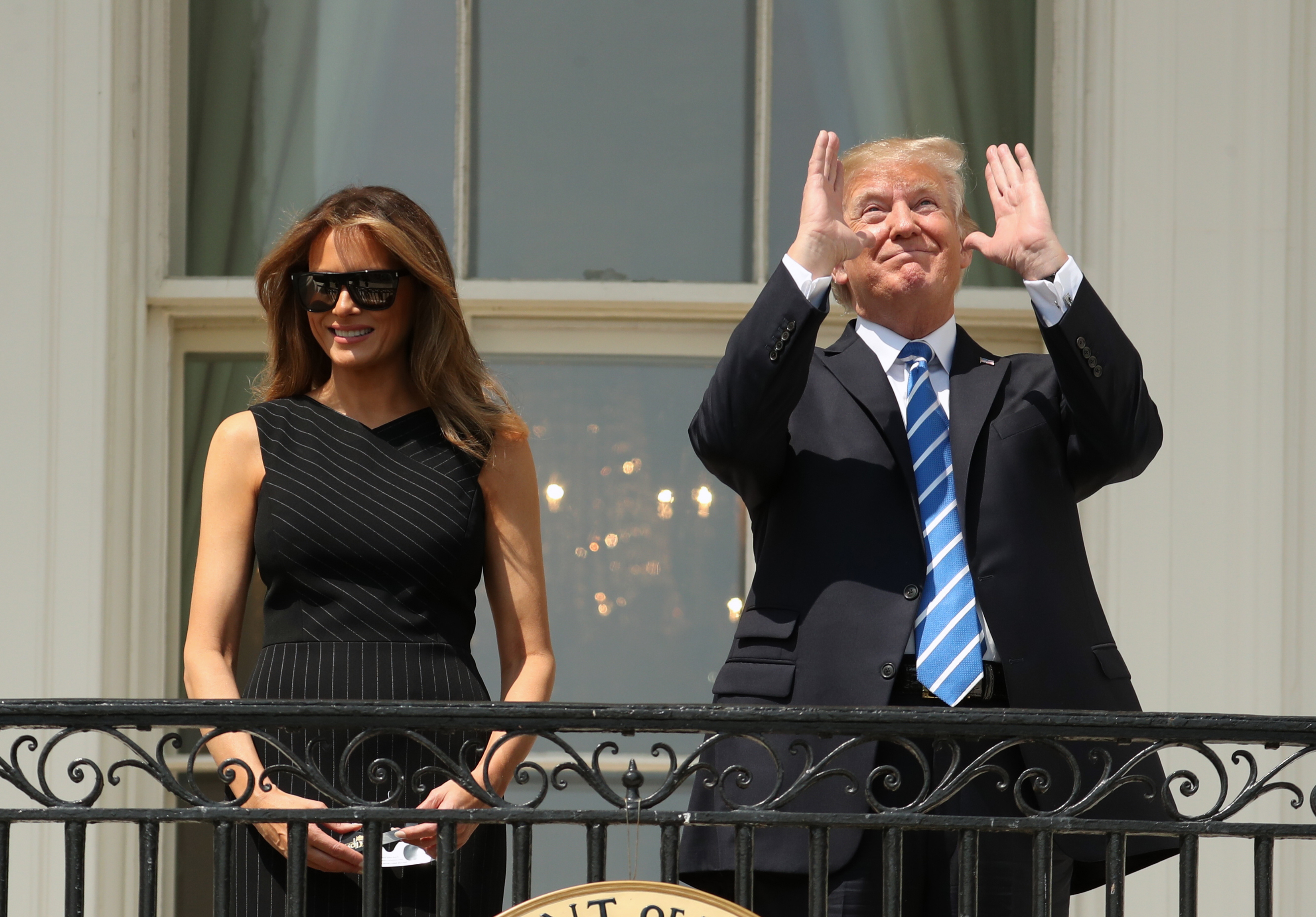 Мелания Тръмп и Доналд Тръмп наблюдават пълното слънчево затъмнение в САЩ