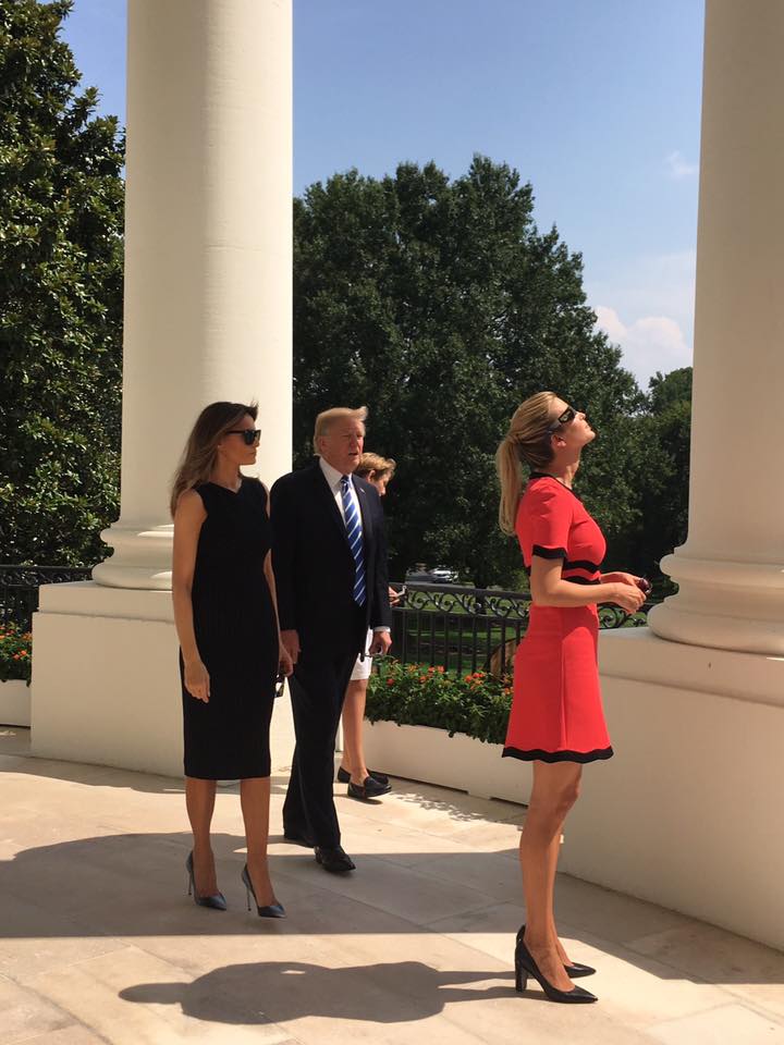 Мелания Тръмп, Доналд Тръмп, Иванка Тръмп и Барън Тръмп наблюдават пълното слънчево затъмнение в САЩ