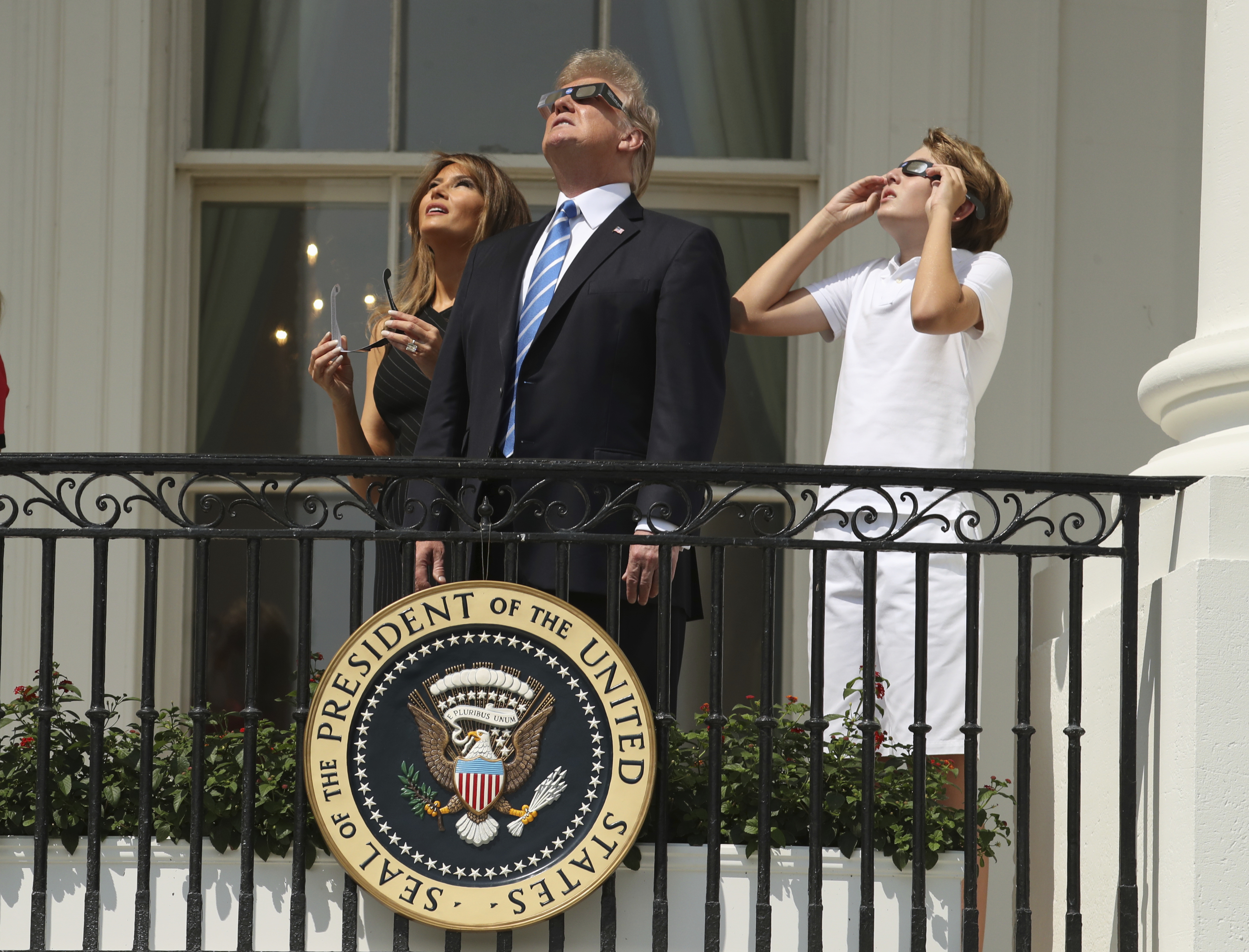 Мелания Тръмп, Доналд Тръмп и Барън Тръмп наблюдават пълното слънчево затъмнение в САЩ