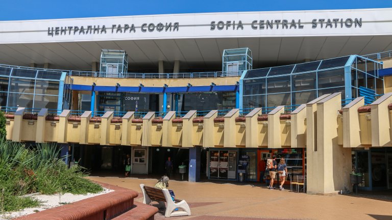 Превръщат площада пред Централната гара в София в културен хъб (снимки)