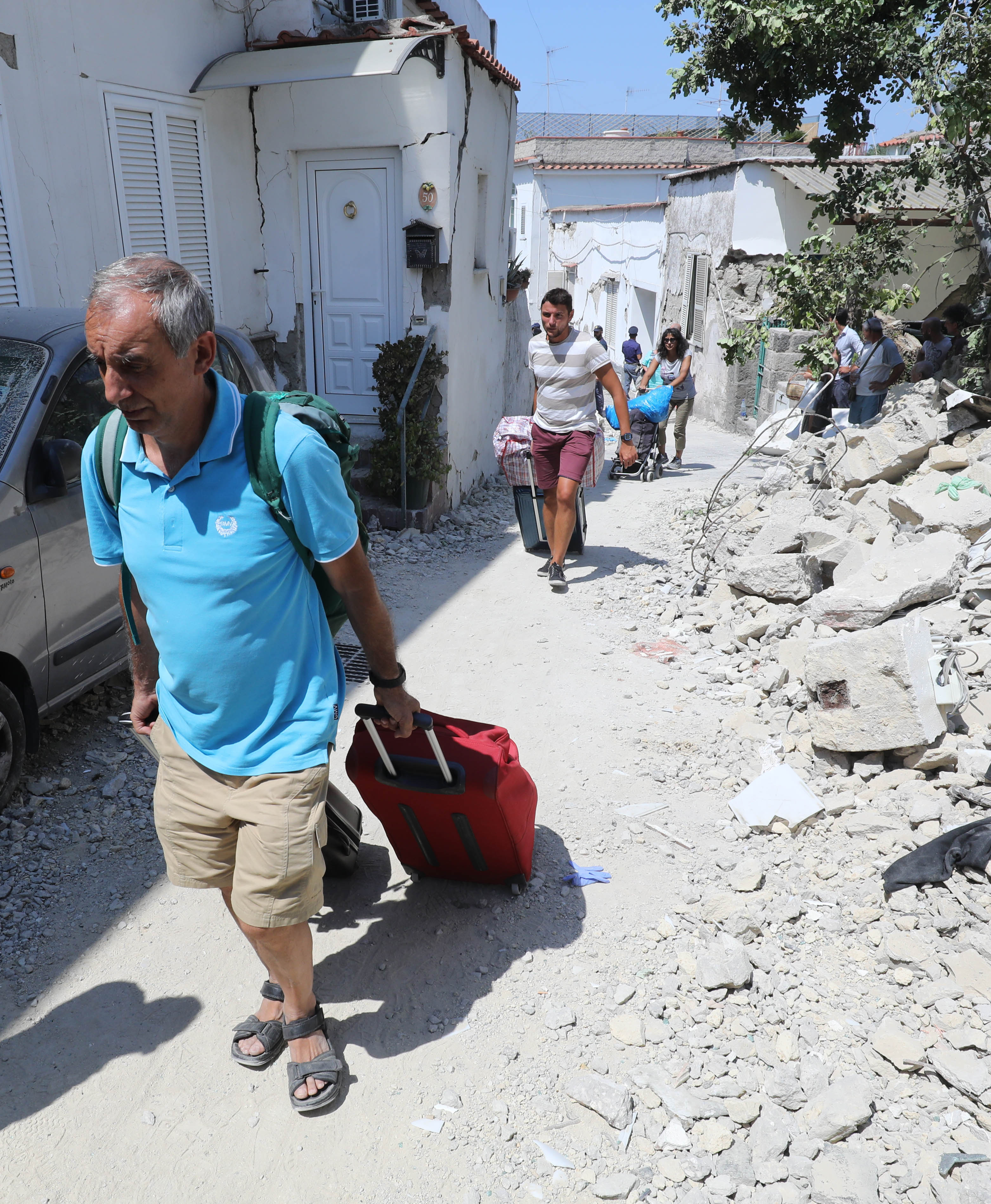 Туристите напускат остров Исхия след земетресение