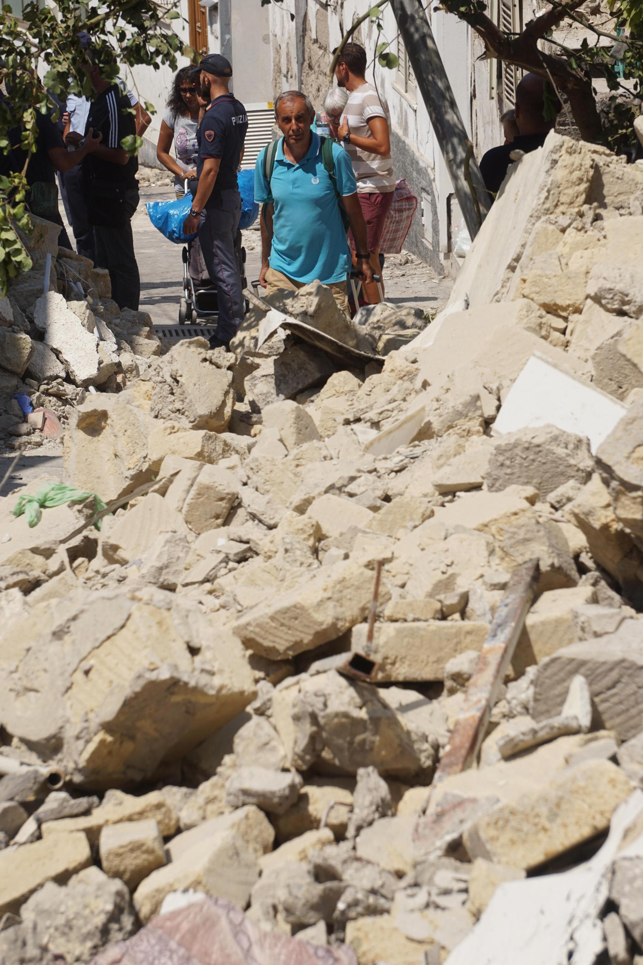 Туристите напускат остров Исхия след земетресение