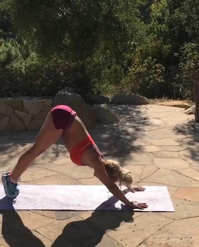 Бритни Спиърс тренира йога