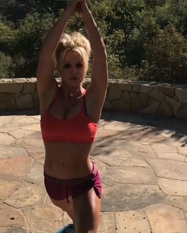 Бритни Спиърс тренира йога