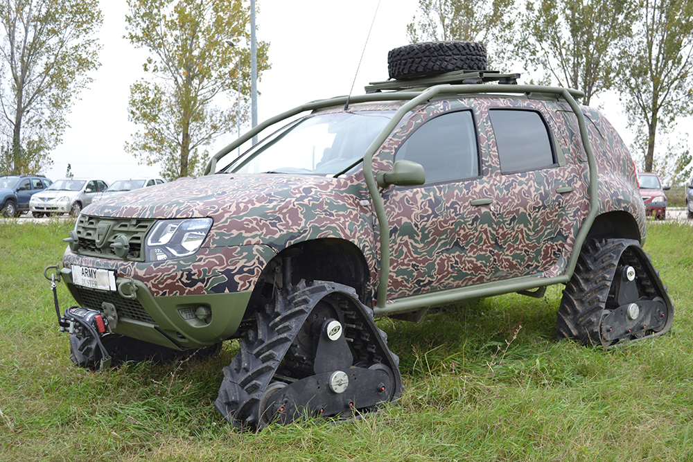 Dacia показа военен Duster на вериги (видео)