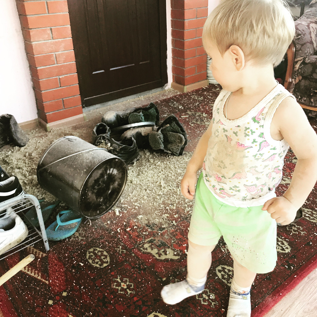 Деца, заснети от родителите си, след като са оставени за малко сами