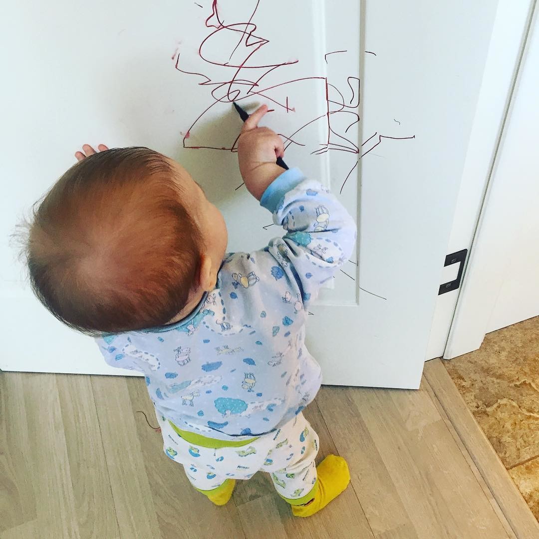 Деца, заснети от родителите си, след като са оставени за малко сами