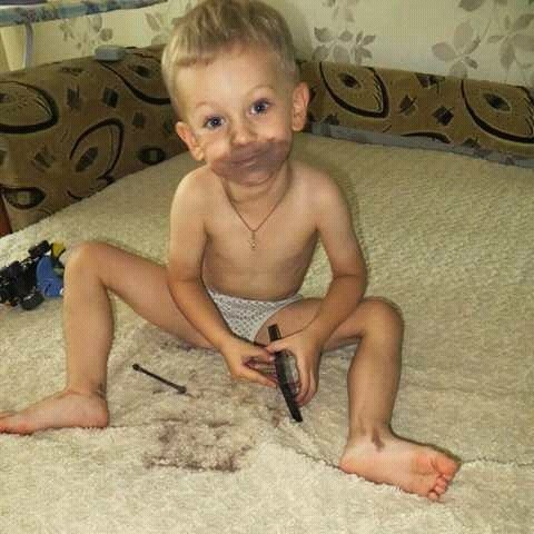 Деца, заснети от родителите си, след като са оставени за малко сами
