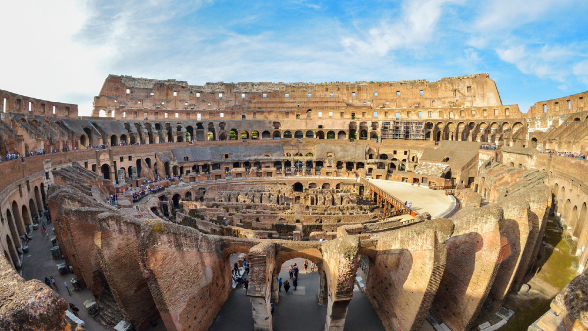 Арестуваха турист в Италия, драскал по Колизеума 