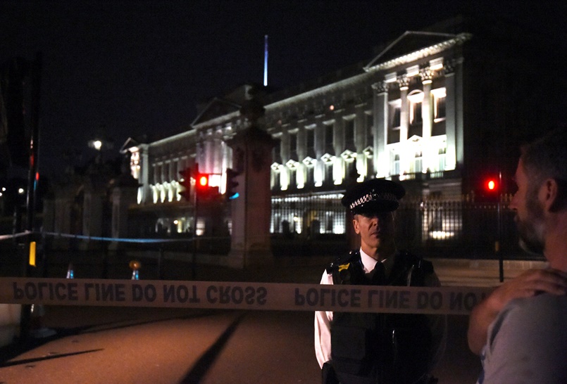 Мъж с меч нападна и рани полицаи в Лондон