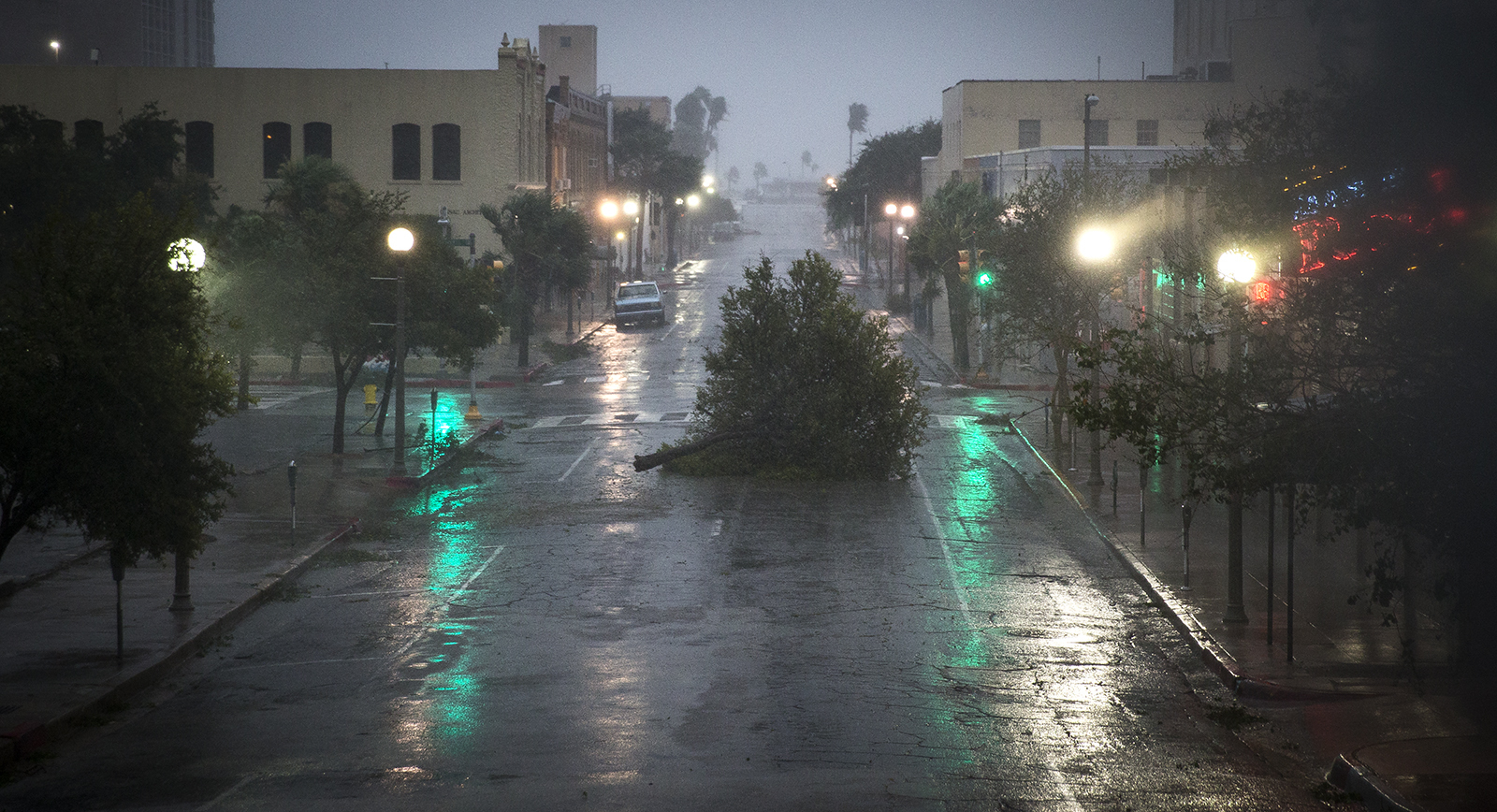Ураганът Харви връхлетя крайбрежието на американския щат Тексас
