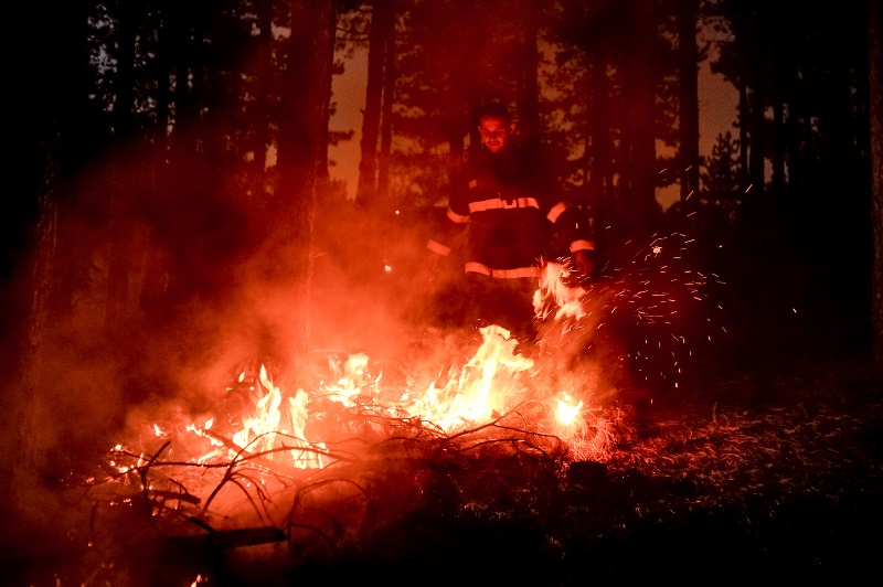 Борбата с огъня край Кресна – денонощието в снимки и видео