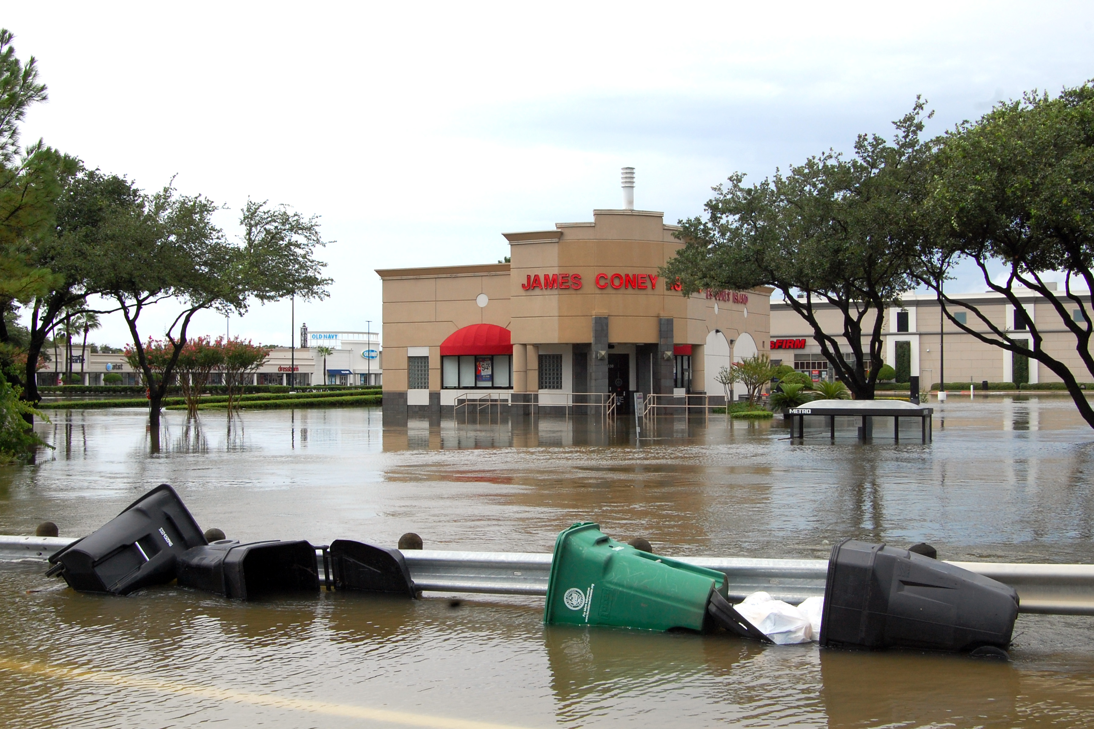 Наводнение около шопинг център в Хюстън