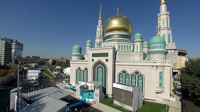 Москва е толерантна към мюсюлманите в страната. На снимката - големият молитвен комплекс в столицата