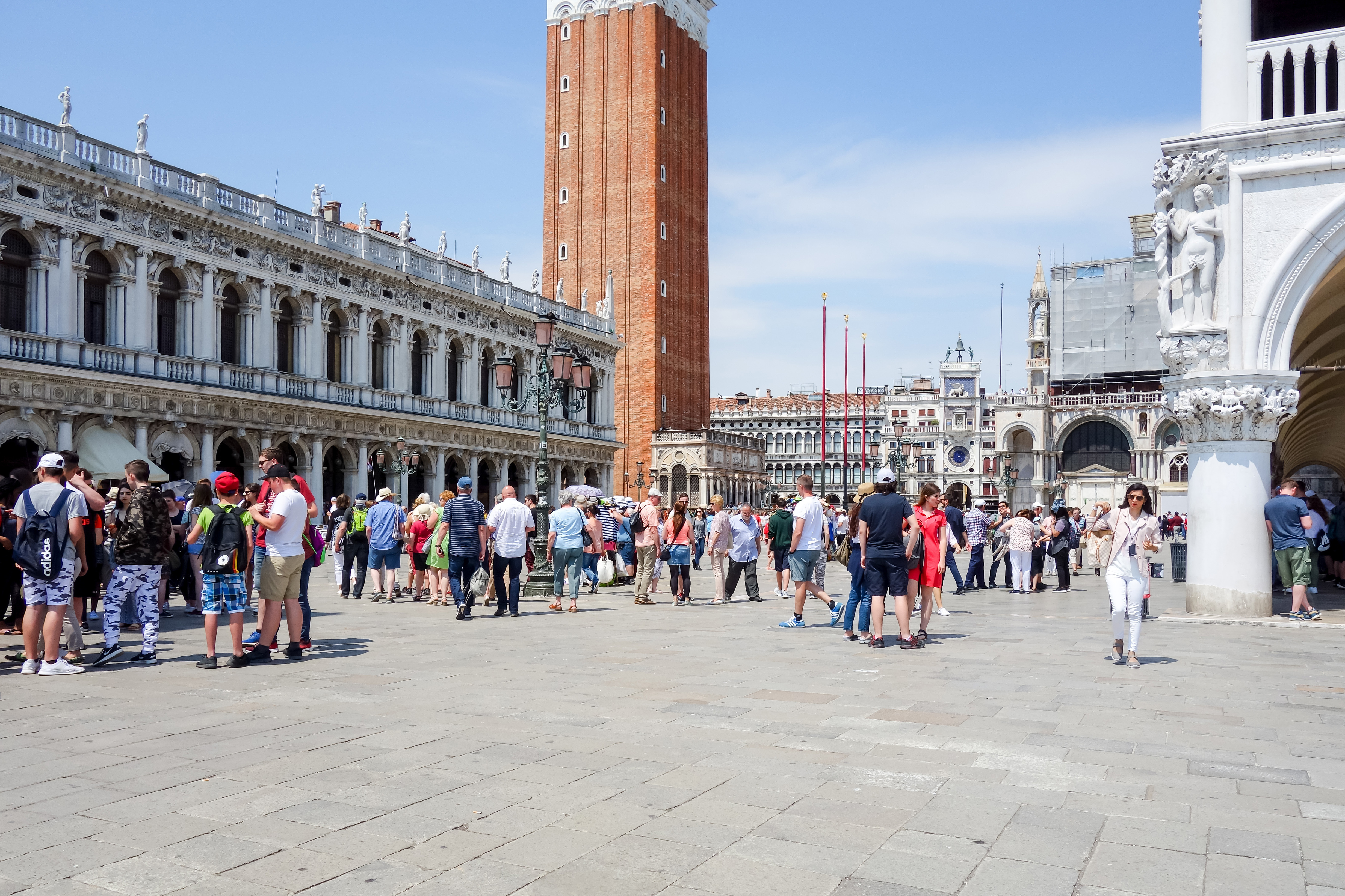 Тълпи от туристи непрекъснато ”пъплят” по площадите на Венеция