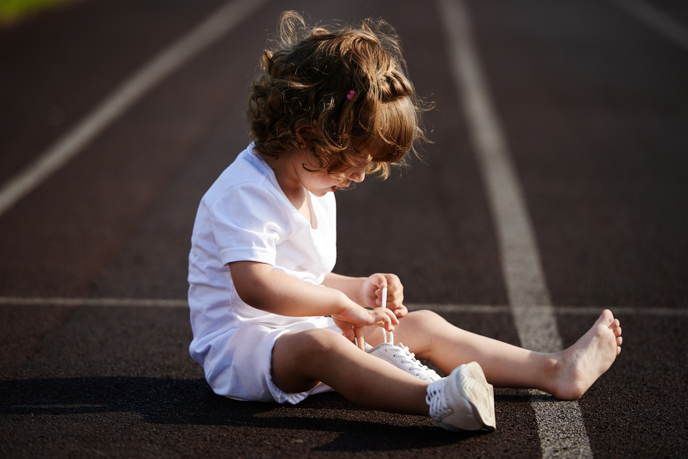 Как да научим детето да връзва обувките си