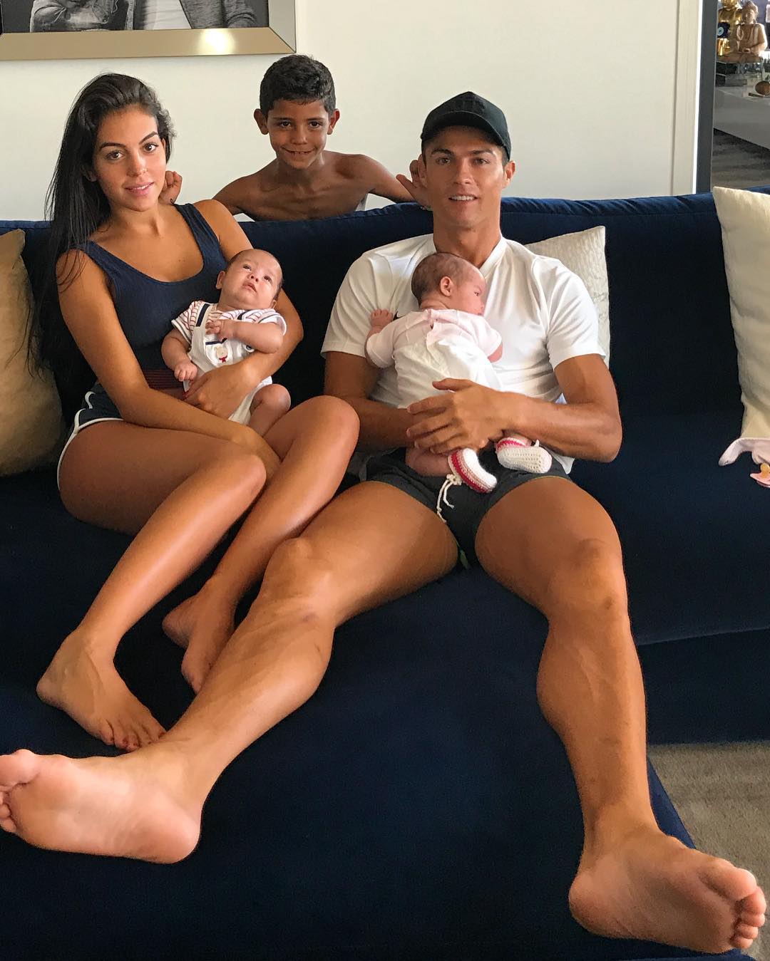 Роналдо с 3-те си деца и бременната Джорджина