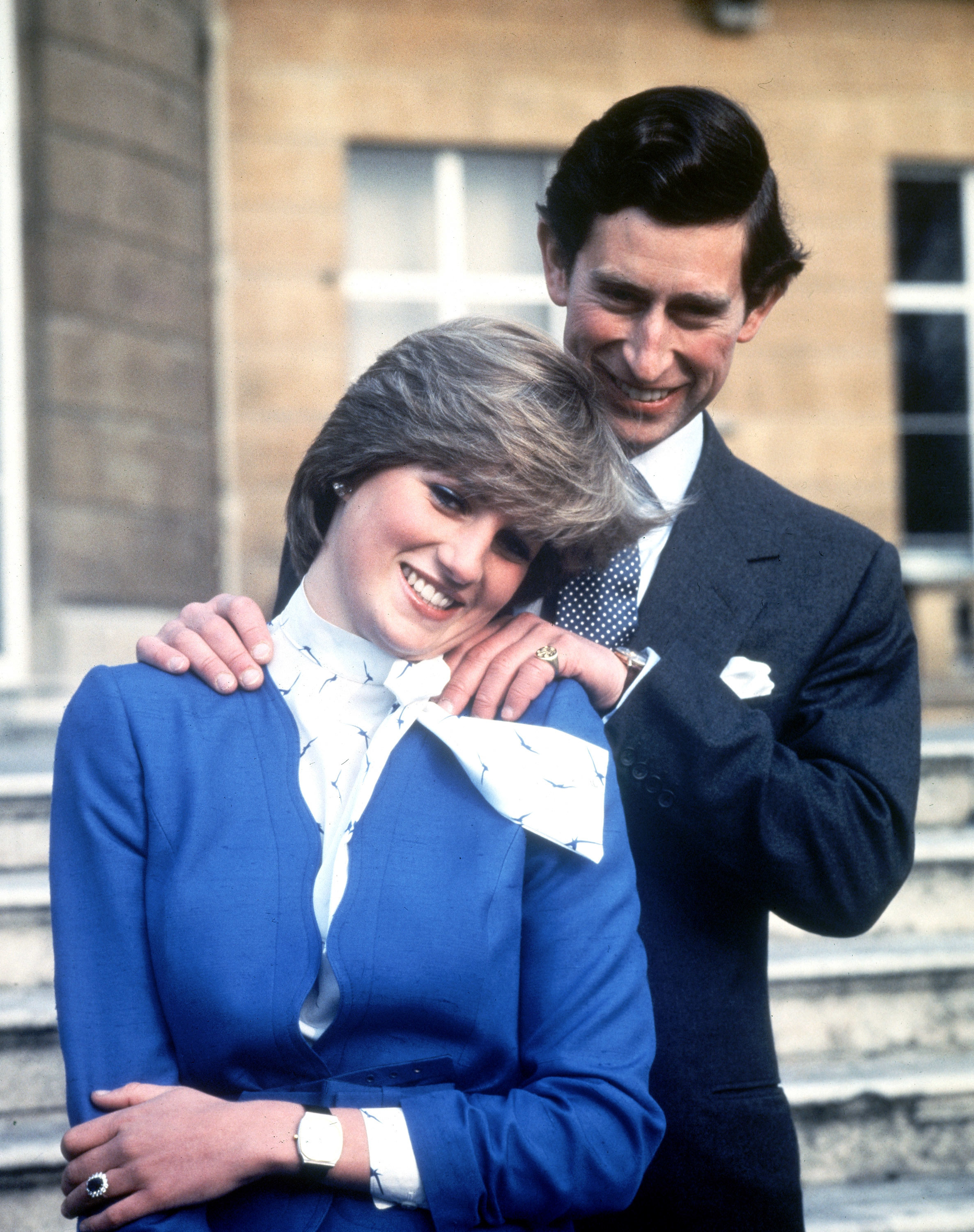 Принц Чарлз и принцеса Даяна след обявяването на годежа си (1981)