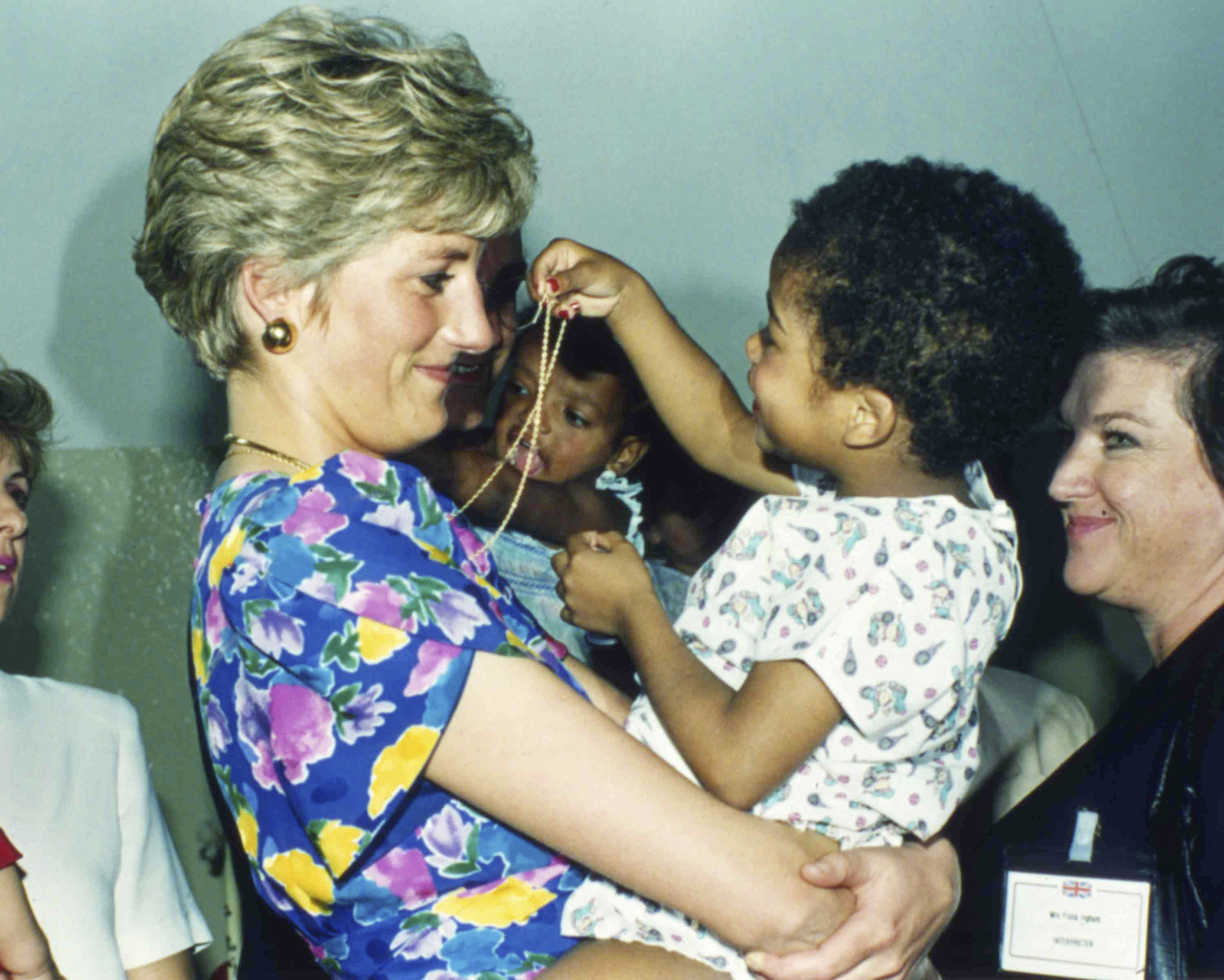 Принцеса Даяна играе с ХИВ позитивно детенце в Сао Пауло, Бразилия (1991)
