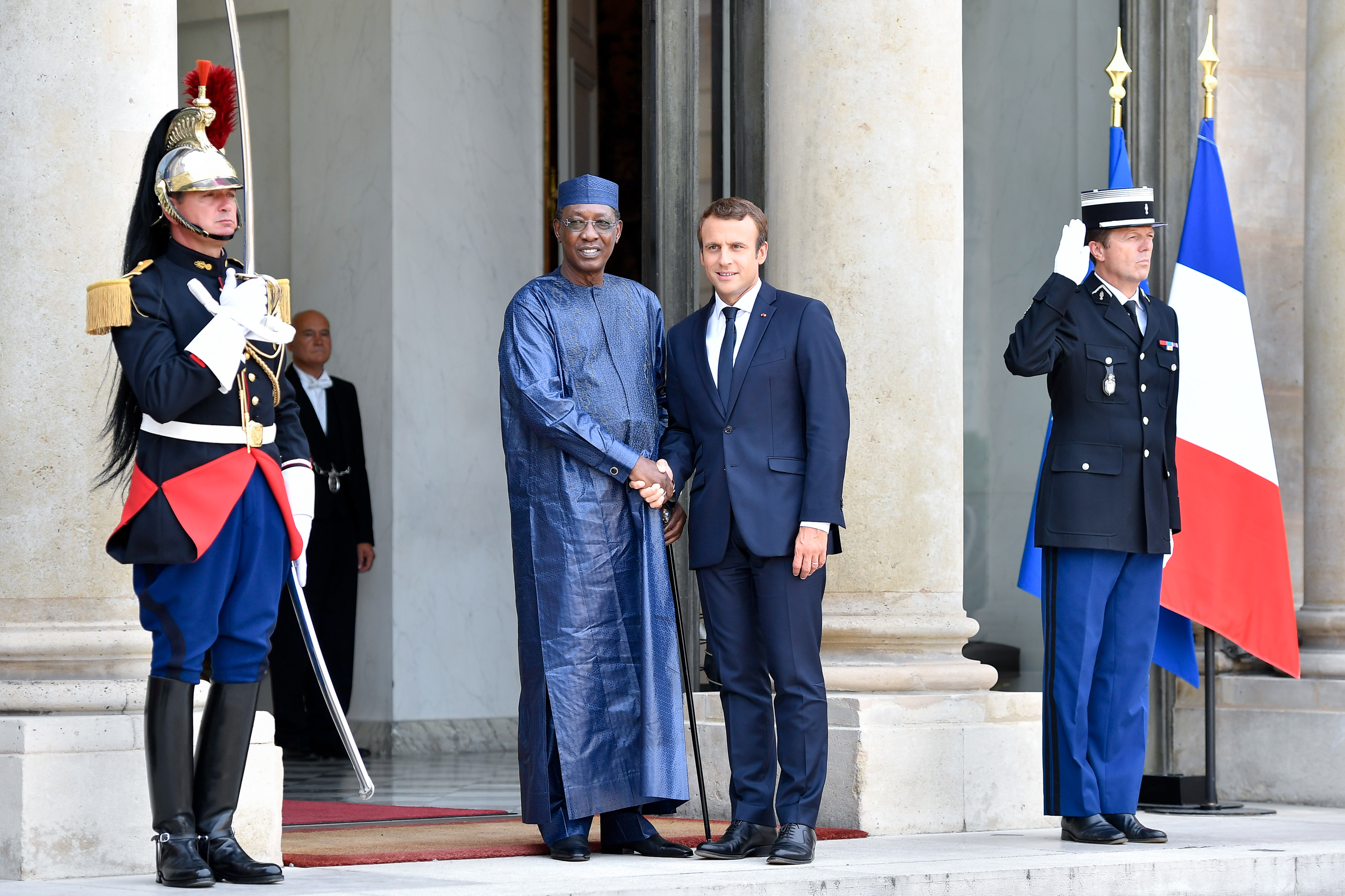 Президентът на Франция Макрон посреща колегата си от Чад Идрис Деби пред Елисейския дворец