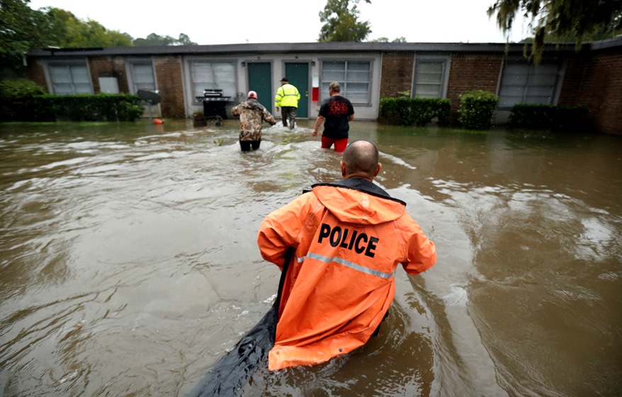 Полиция и доброволци търсят пострадали от наводненията в Хюстън