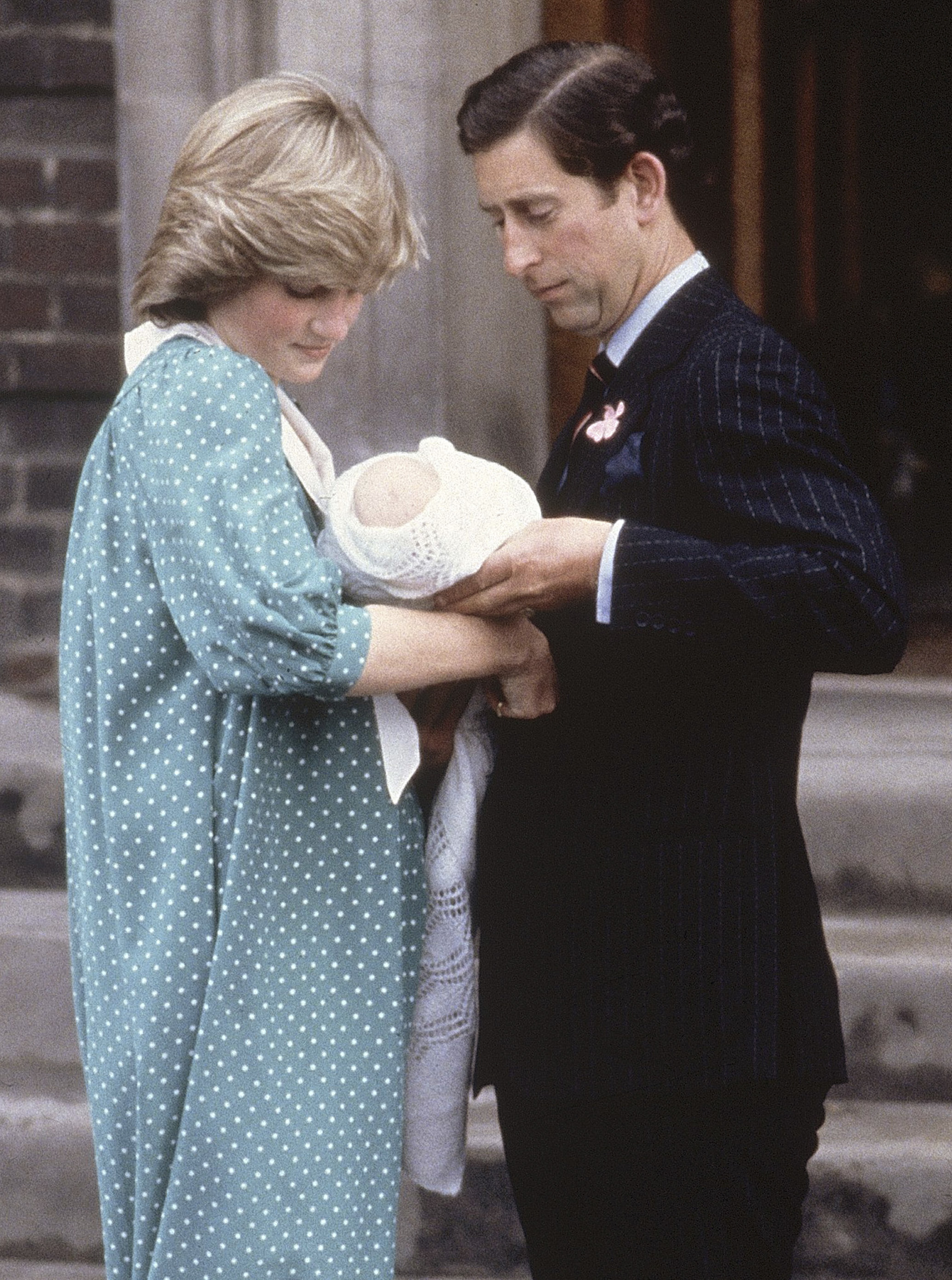 Принц Чарлз и принцеса Даяна на изписването на принц Уилям (1982)