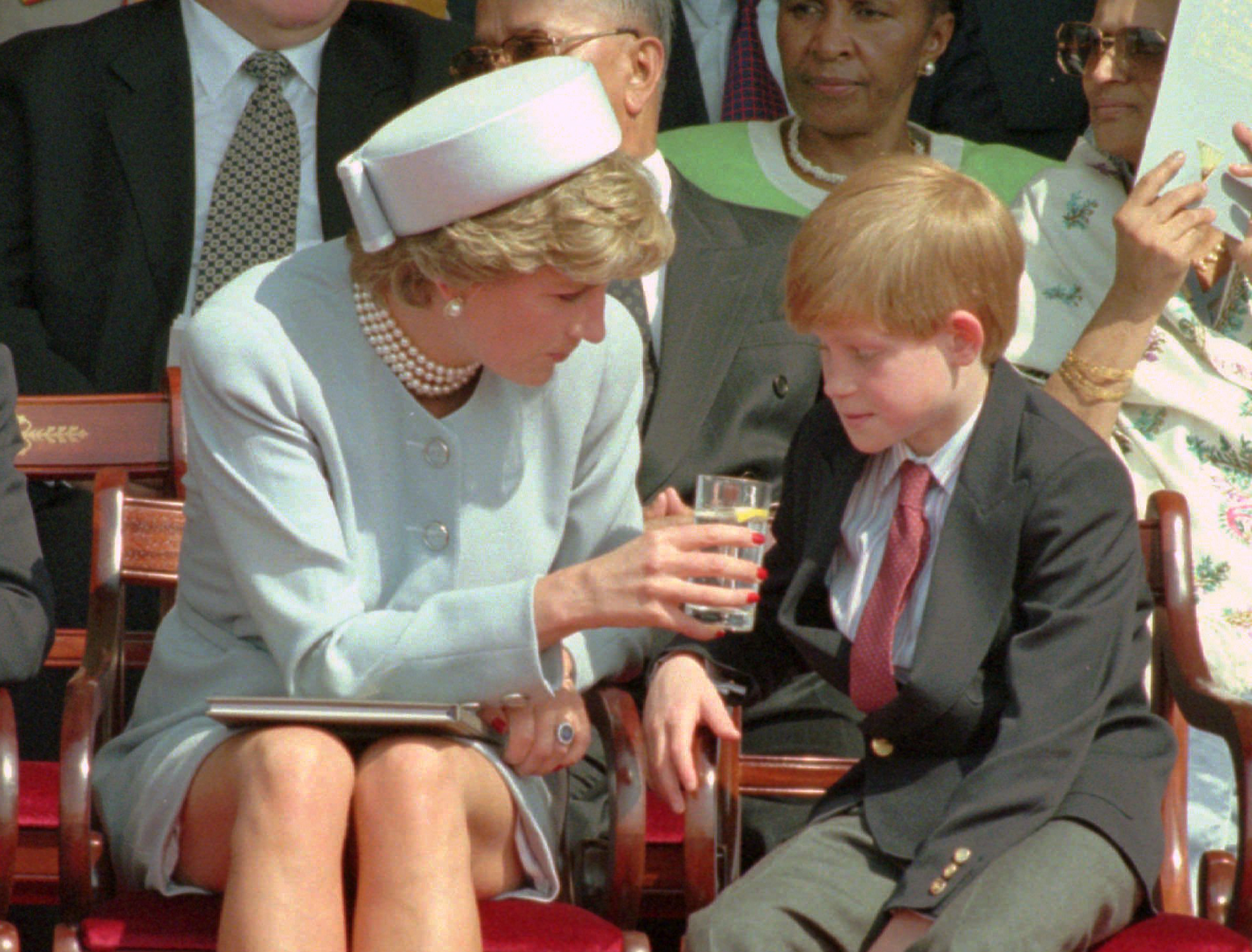 Принцеса Даяна грижливо предлага вода на принц Хари (1995)