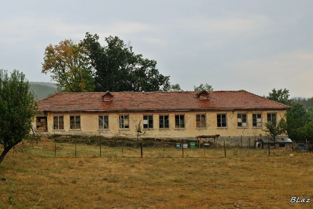 Старото училище в с. Брезен се използва за складиране на сено