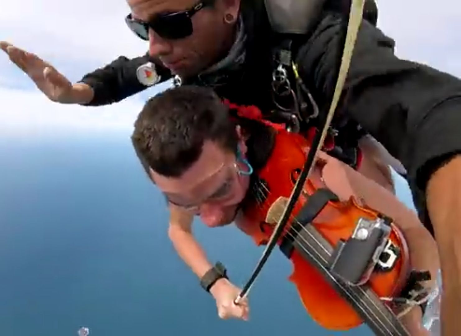  Австралиец скочи гол с парашут, свирейки на цигулка (видео) 