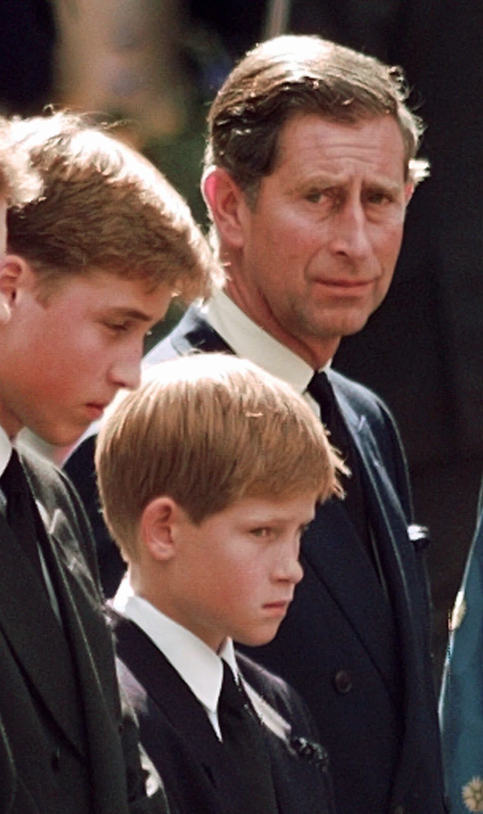 Принц Уилям, принц Хари и принц Чарлз на погребението на принцеса Даяна