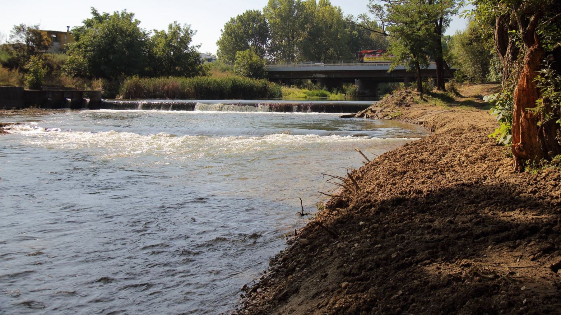 Полицията издирва 10 годишно дете изчезнало във водите на река Искър