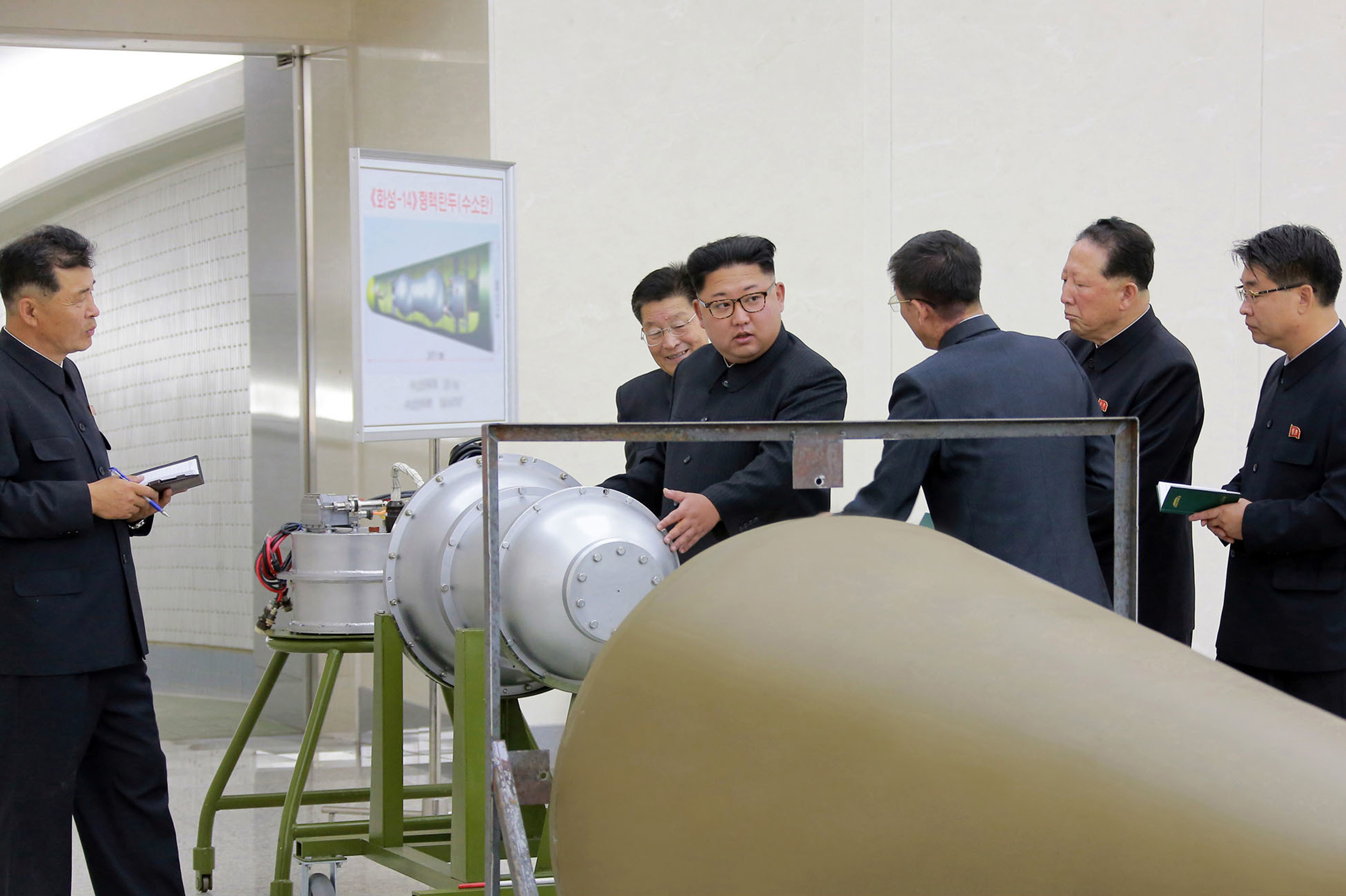 Ким инспектира новото ядрено устройство за ракета-носител, за което се твърди, че е водородна бомба