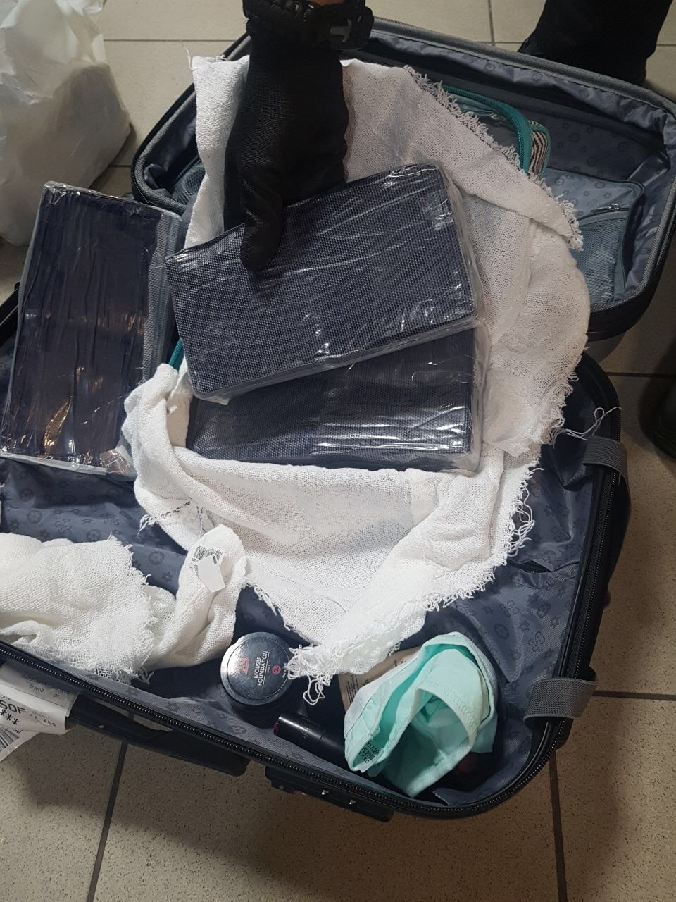 Над 3 кг кокаин задържаха на Аерогара София