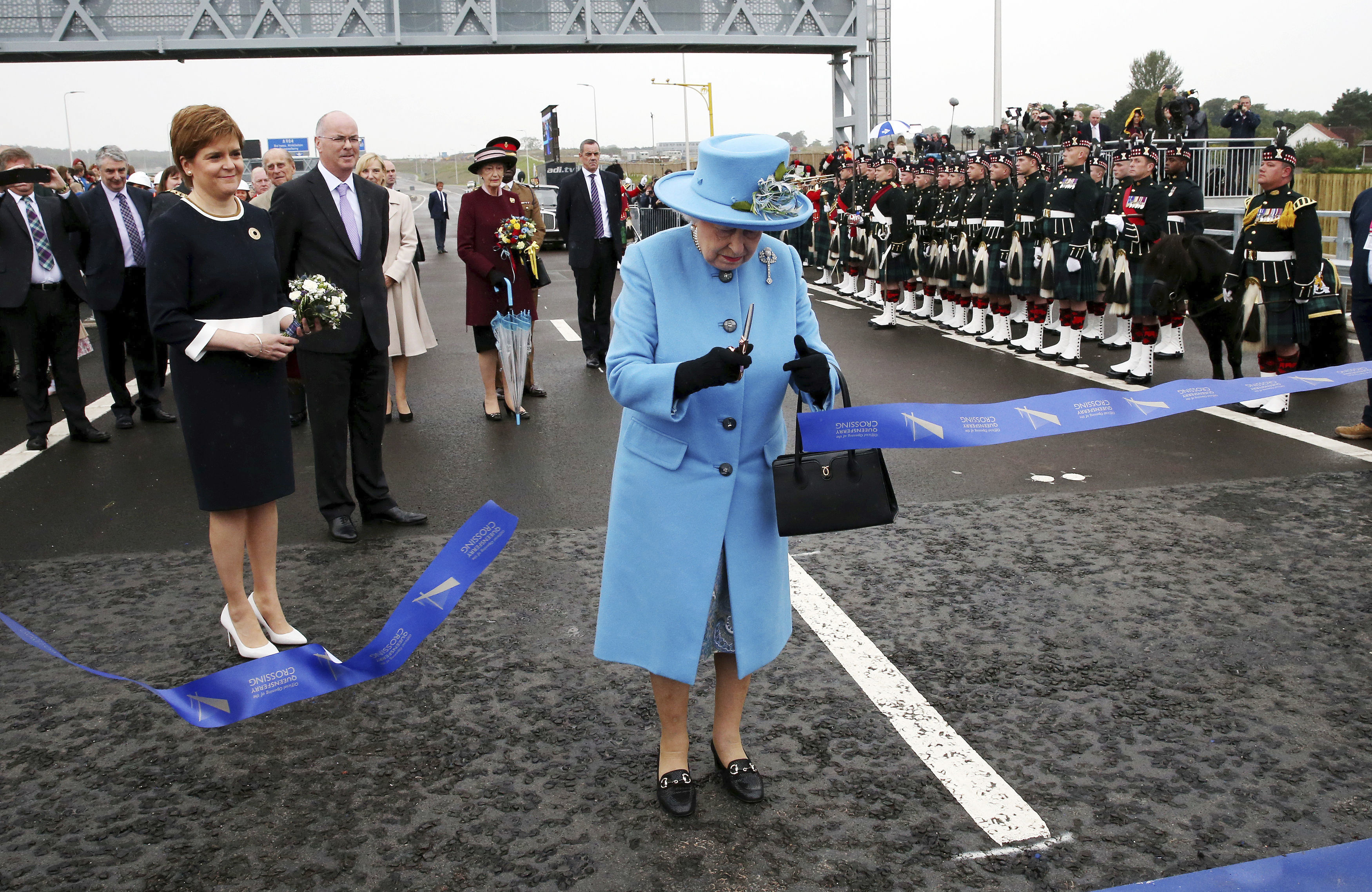 Британската кралица Елизабет откри най-високия мост в Шотландия