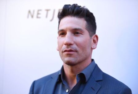 Джон Бърнтол в ролята на астронавт