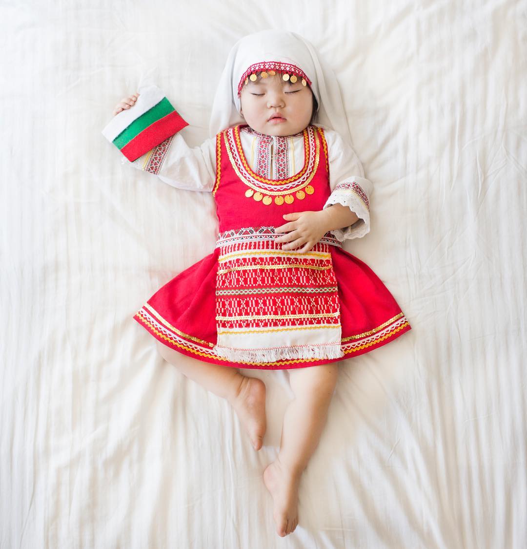 Майка снима спящата си дъщеря с народни носии - България