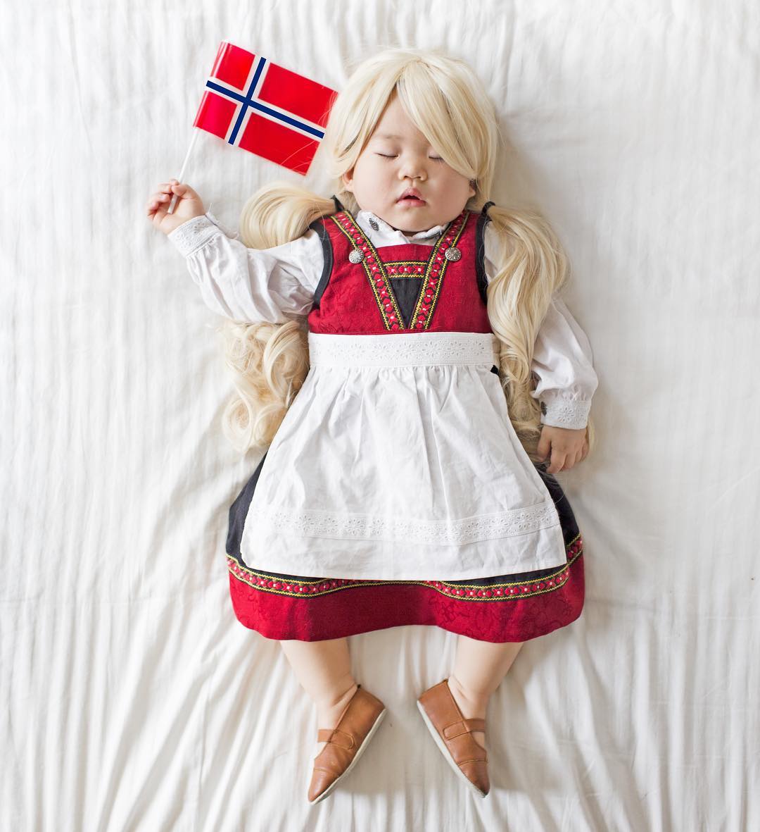 Майка снима спящата си дъщеря с народни носии - Норвегия