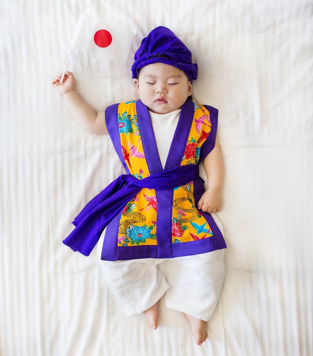 Майка снима спящата си дъщеря с народни носии - Япония