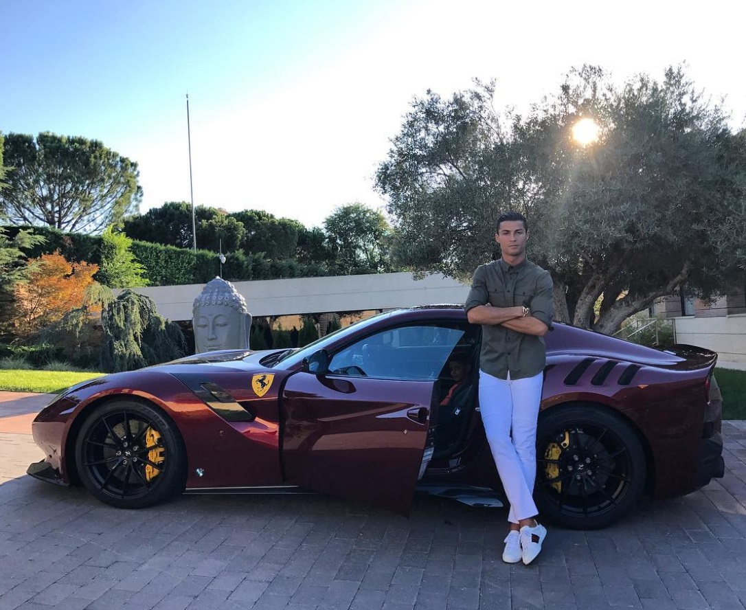 Кристиано Роналдо си купи лимитирано Ferrari