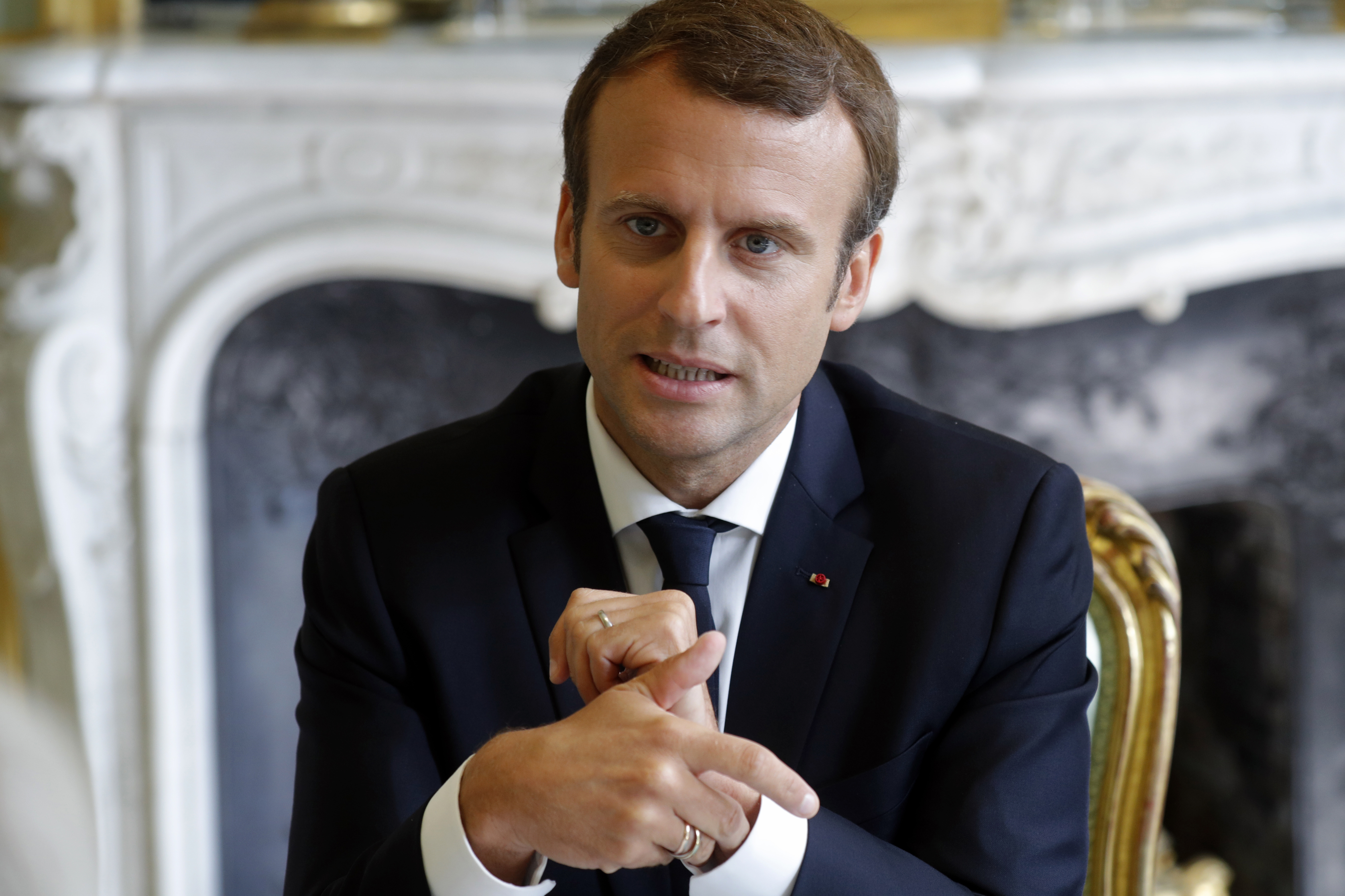 Френският президент Еманюел Макрон прилага разнообразни методи за стимулиране на икономиката