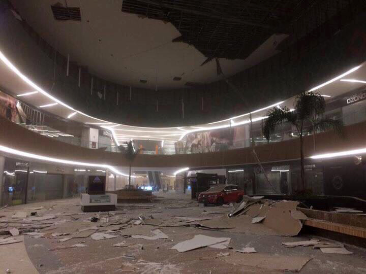 Част от тавана на търговски център се е срутил след земетресението