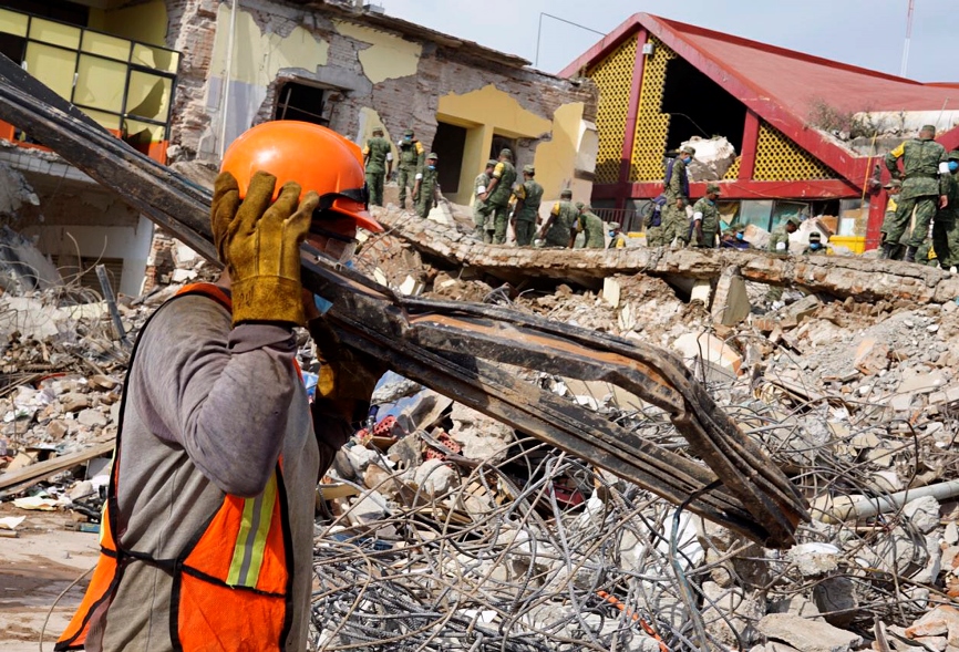 Две опустошителни бедствия в Мексико - земетресение и ураган
