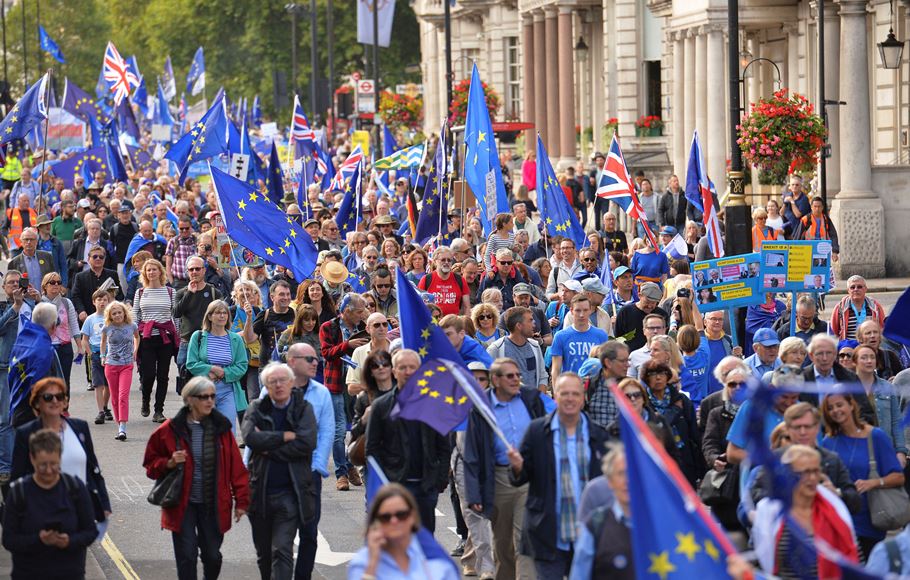 Десетки хиляди хора излязоха по улиците на Лондон, за да протестират срещу Брекзит