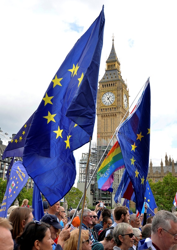 Десетки хиляди хора излязоха по улиците на Лондон, за да протестират срещу Брекзит