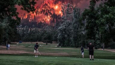 Голф по време на чума: Играчи на фона на ужасен горски пожар