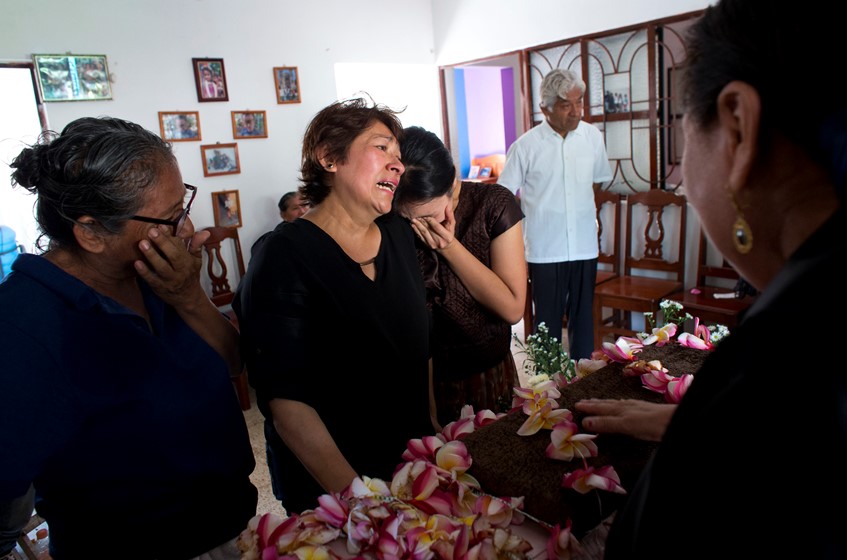 Семейство оплаква загинал при земетресението в Мексико