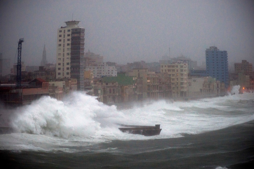 Продължават наводненията в крайбрежните райони на Хавана