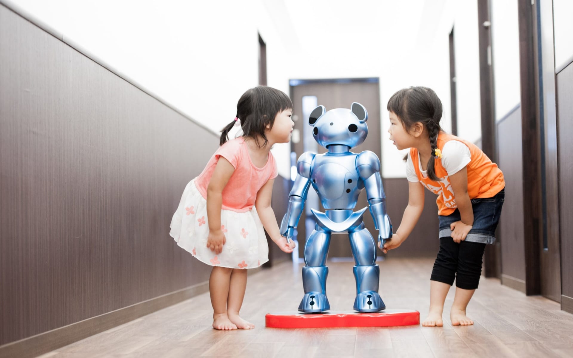 Роботи се грижат за деца в Япония