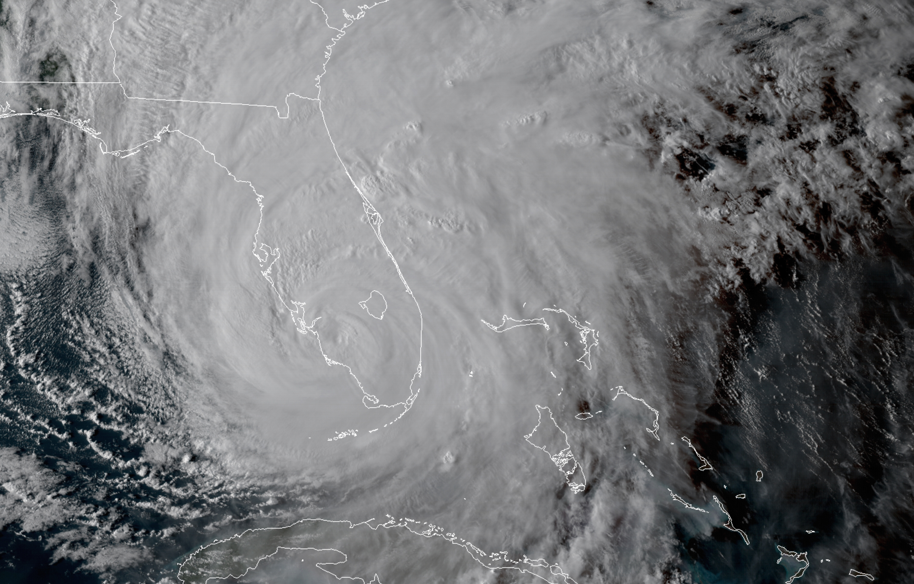 Окото на урагана Ирма е върху западния бряг на Флорида