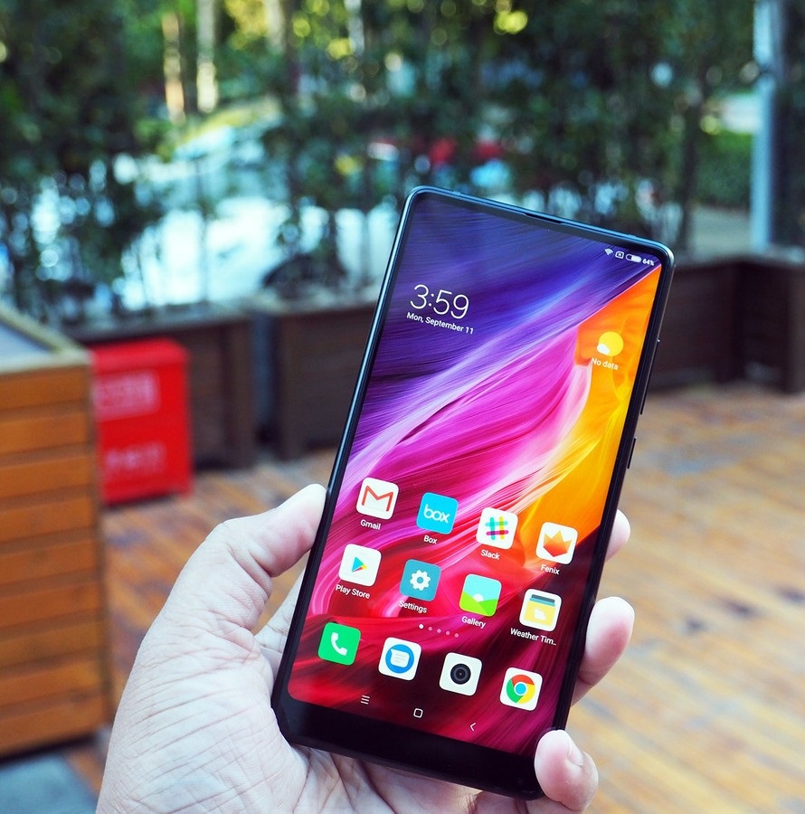 На пазара е нов безрамков смартфон на Xiaomi